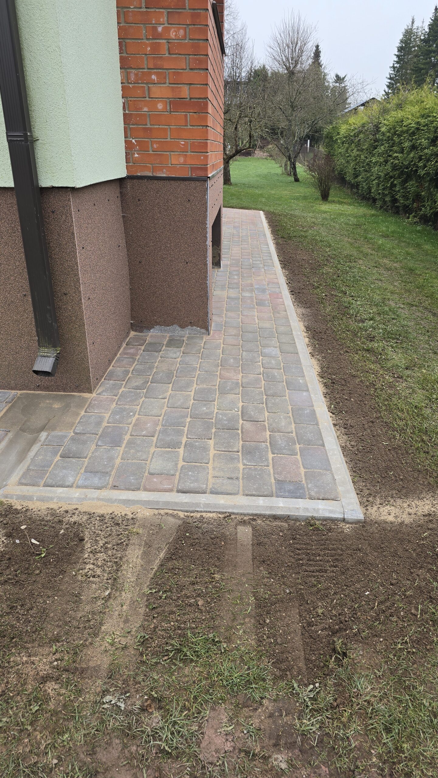 Tänavakivi paigaldus ümber maja