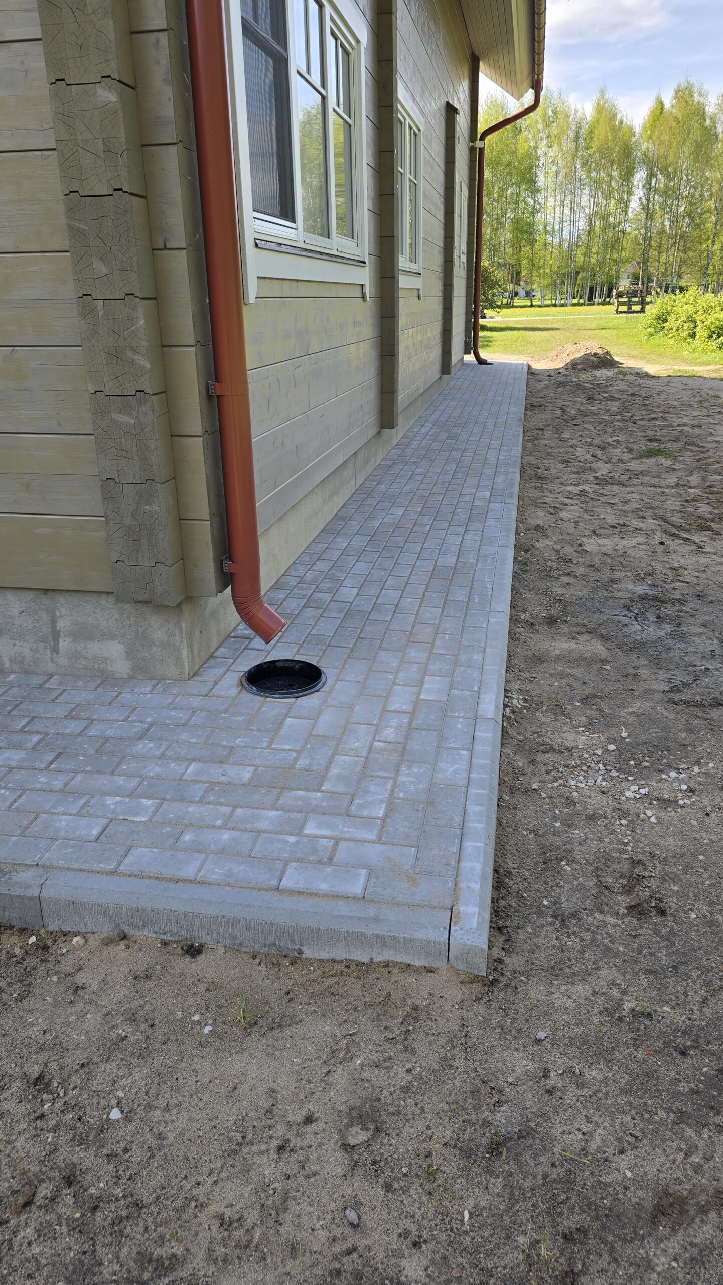 Talukivist kõnnitee ümber maja