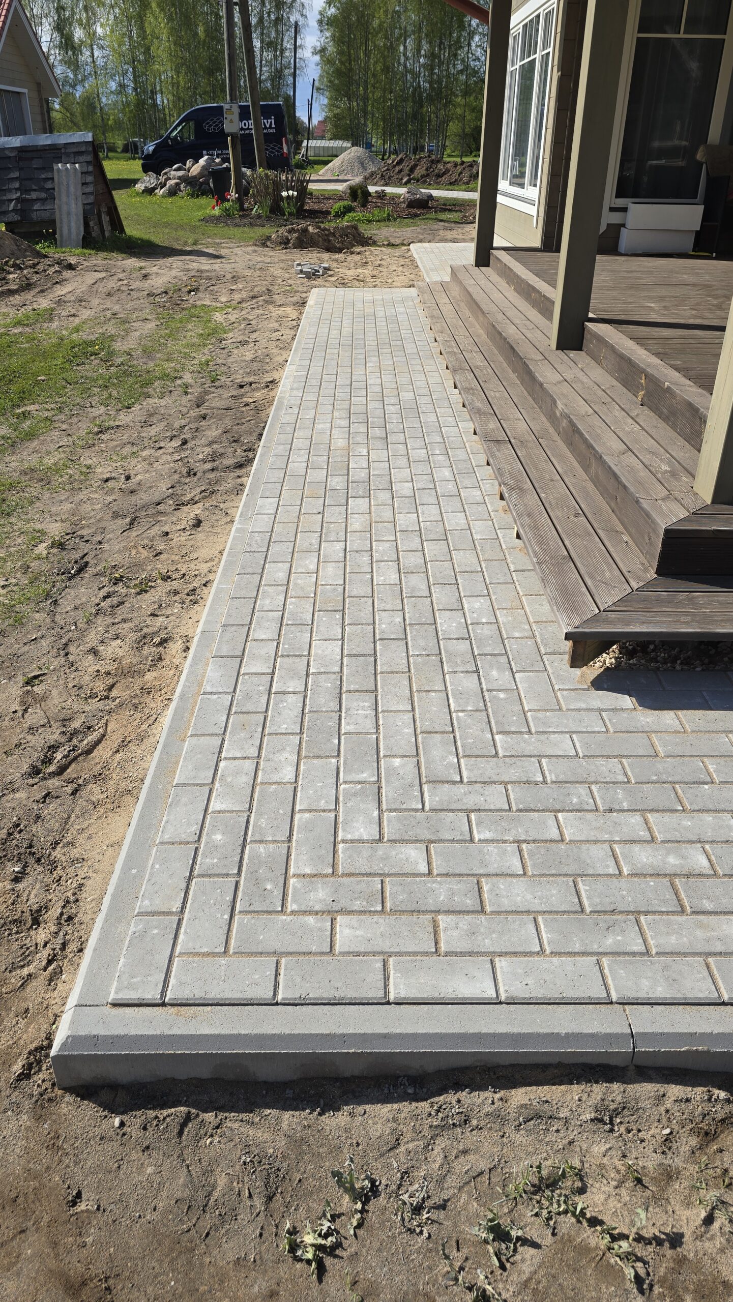 Talukividest kõnnitee ümber maja