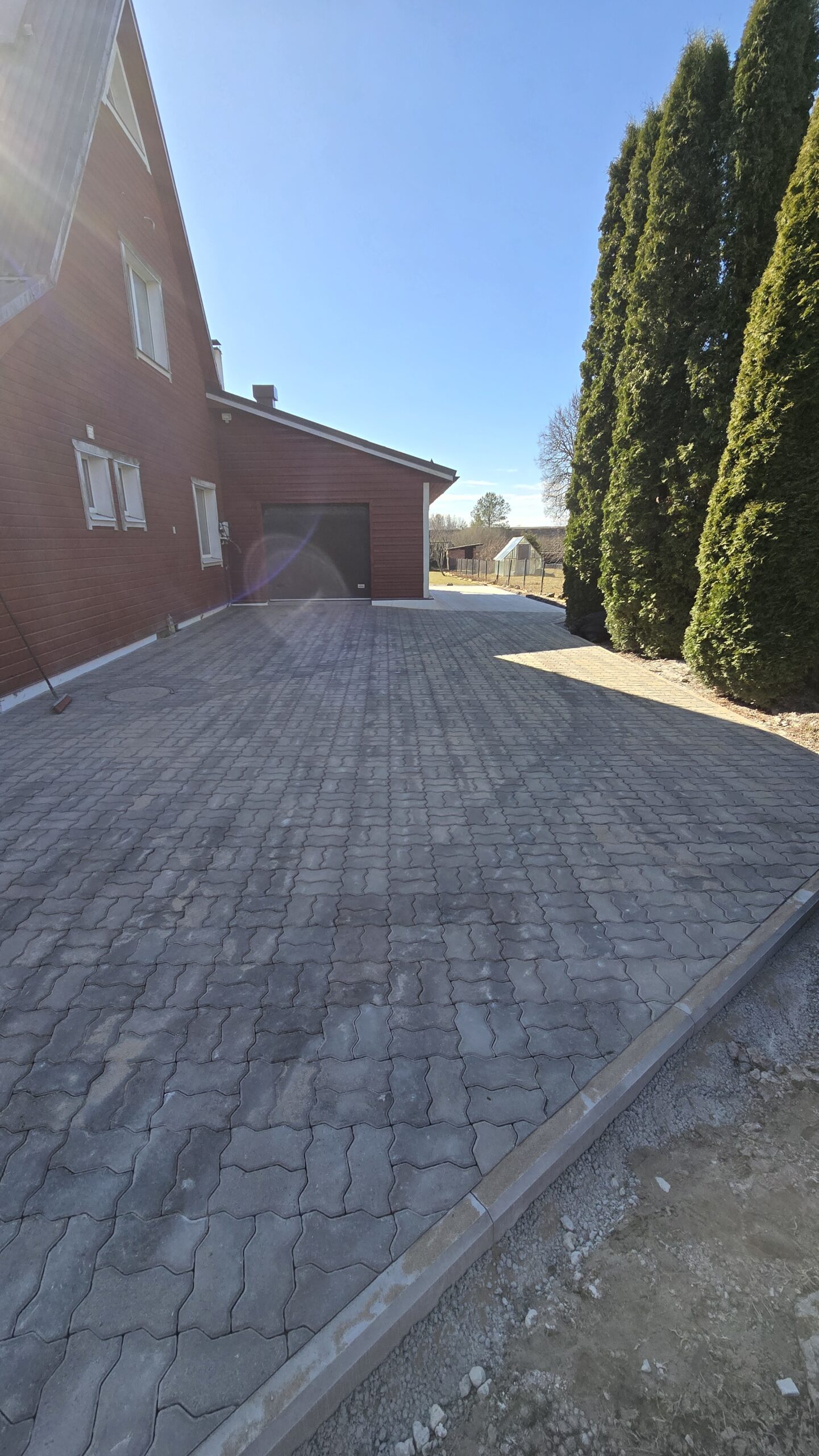 unikivist parkla eramaja hoovis